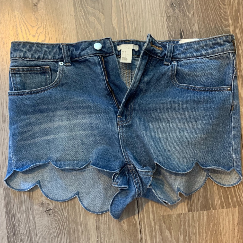 H&M Size 10 like new scalloped bottom shorts.